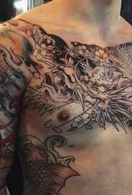 vyrų krūtinės asmenybės klasikinės blogio drakono tatuiruotės nuotraukos