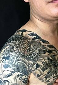 virs pleca melnbaltu kalmāru tetovējuma attēls, pilns ar personību