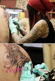 scena tradiziunale di tatuaggi di spalla unicorniu