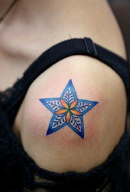 vajza modeli i vogël dhe i hollë i tatuazheve Pentagram