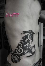 Tatuaggio in vita bianco e nero Capricorno creativo