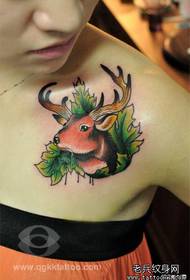 iphethini ye-deer tattoo eyenziwe kahle ehlombe lentombazane