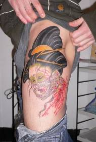 U mudellu di tatuaggi di geisha giapponese cù a ferita di u culore di a gamba