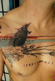 Tatuagem de personalidade de corvo no peito escuro de meninos