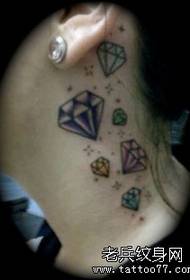detrás del patrón de tatuaje de diamante de oreja