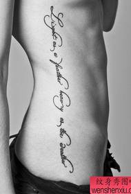 Tatuaje ikuskizunaren argazkia gomendatzen da alboko gerrian letra tatuaje eredua