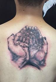 背部一對男人的手掌紋身圖案和個性