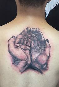 indietro un paio di modelli e personalità di tatuaggi da uomo sul palmo