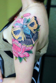 skjønnhetsarmen vakker og trendy farge sommerfugl tatoveringsmønster