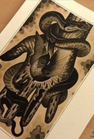 Európai iskola fekete kígyó kéz tetoválás kézirat
