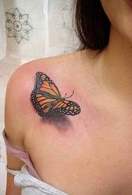 어깨에 현실적인 3d 작은 나비 문신과 소녀