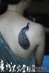 Meisies skouer mode neiging pou tatoo patroon