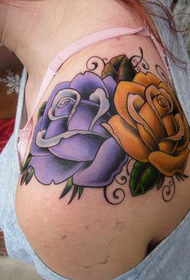 bellissimo tatuaggio rosa scialle della ragazza