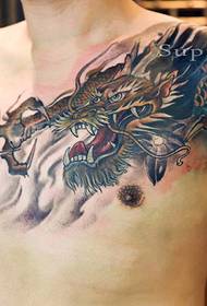 dominând peste tatuajul dragonului de umăr