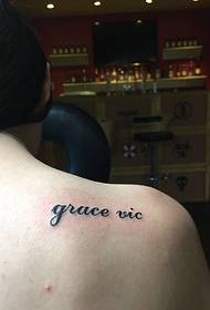 Mfano rahisi na safi wa tattoo ya Kiingereza chini ya bega yenye harufu nzuri