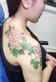 លំនាំសាក់ peony ស្រស់ស្អាតនៅលើស្មា