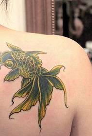 Tatoeageshow Beeldbalk beval een vrouw schouder tattoo goudvis tattoo