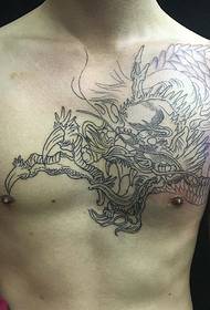肩越しに邪悪なドラゴンのタトゥー画像シンプルで寛大な