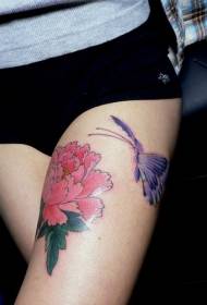motivo del tatuaggio coscia farfalla viola e fiore rosa