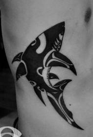 侧胸图腾鲨鱼纹身图案