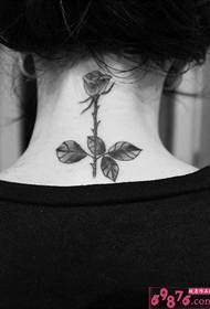 ragazza retro del collo rosa bianco e nero bellissimo tatuaggio