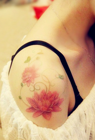 magandang pattern ng lotus tattoo sa balikat ng isang magandang babae
