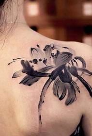 Tattoo Lotus Tattoo ба ҷинси оид ба китфи меафтад