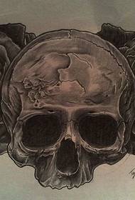 un grande disegno del tatuaggio Vskull sul petto