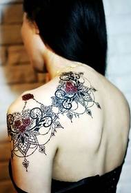 disegno del tatuaggio in pizzo rosa sulla spalla della ragazza