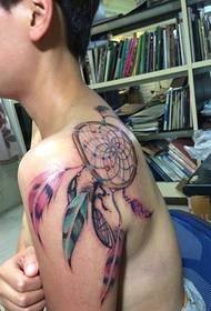 პიროვნების ფერი მარცხენა მხარზე Totem Tattoo