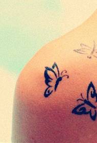 tyttö lapa musta perhonen kaunis taiteellinen tatuointi