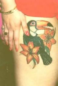 pappagallo colorato coscia con motivo tatuaggio giglio
