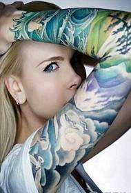 empfahl ein weibliches Halbbogen-Tattoo-Musterbild