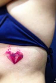 motif de tatouage de diamant en forme de coeur fraîchement éclaboussé sous la taille