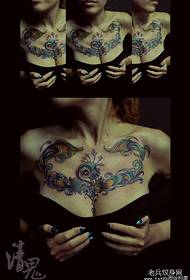 лепотица груди прекрасни узорак птица тетоважа моде
