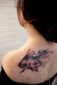 tinta zlatni mali uzorak tetovaže zlatne ribice na stražnjem ramenu