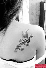 L'immagine dello spettacolo di tatuaggi ha raccomandato un modello di tatuaggio fenice di totem di spalla