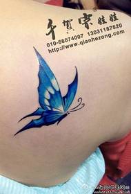 Ang matahum nga mga abaga nga babaye tan-awon nga mga sumbanan nga kolor nga tattoo sa butterfly