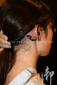 女性耳朵後面的小清新羽毛紋身圖案