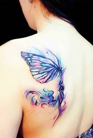 tattoo butterfly ສີຟ້າທີ່ສວຍງາມຢູ່ດ້ານຫລັງຂອງເດັກຍິງ
