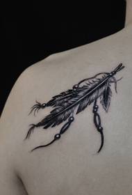 nugaros pečių juodos ir baltos plunksnos tatuiruotės modelis