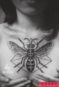 lányok mellkasi divat klasszikus méh tetoválás minta