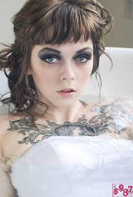 baignoire beauté sexy spectacle classique Image de tatouage sur la poitrine