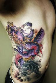 ลายสักมังกรสีที่ด้านข้างของเอวของมนุษย์