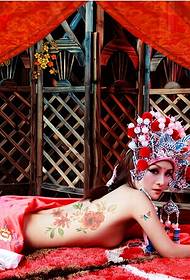 immagine sexy del tatuaggio del corpo di bellezza