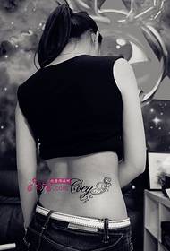 tatuaggio in bianco e nero con corpo floreale a vita laterale