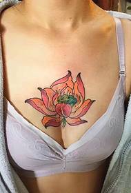 motif de tatouage de lotus coloré au-dessus du beau lait est très attrayant