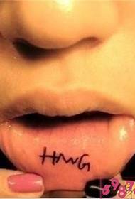 個性女孩嘴唇英文字母紋身圖片