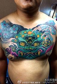 მამაკაცის გულმკერდი მაგარი და მოდურია Tang lion tattoo- ის ნიმუში