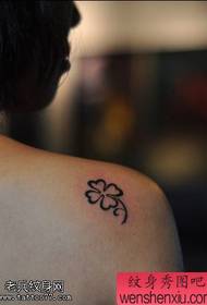 piccoli tatuaggi di quadrifogli freschi sulle spalle